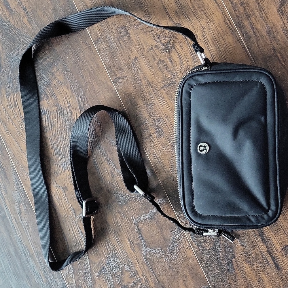 Lululemon crossbody camera bag
